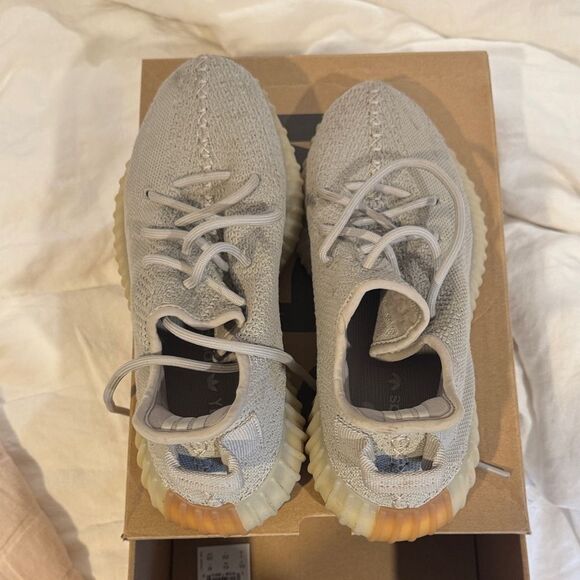 Yeezy Boost 350 V2 in Classic Gray - Picture 2 of 11